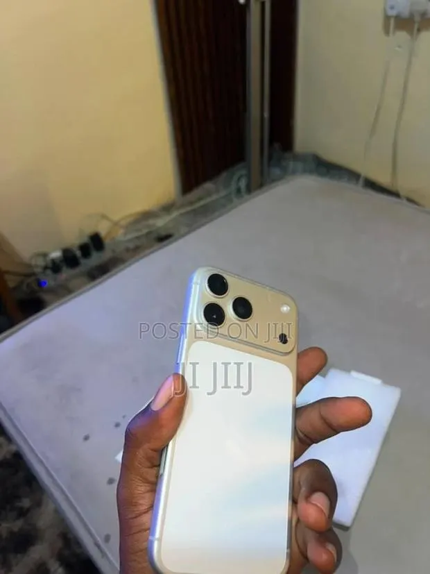 Apple iPhone 17 Pro Max 256 GB White · Photo 1