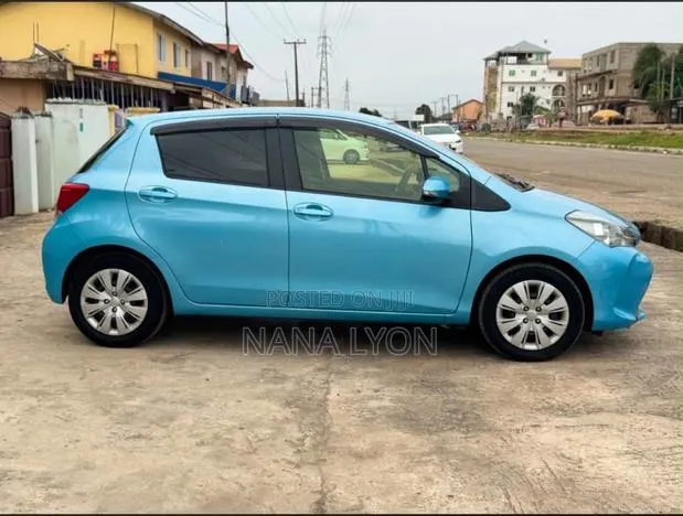 Toyota Vitz 1.3 FWD 5dr 2015 Blue · Photo 1