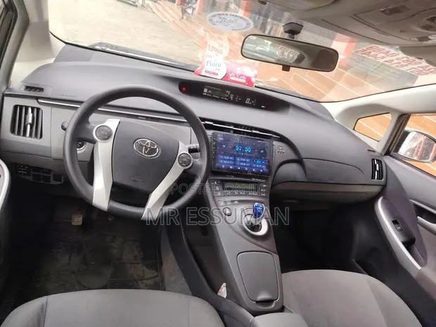 Toyota Prius Plug-in Advanced 2012 White · Photo 3