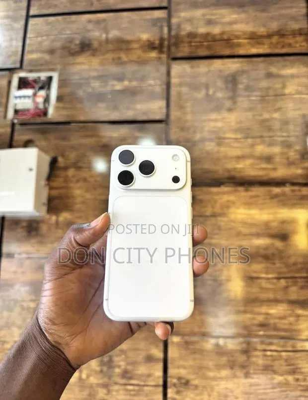 Apple iPhone 17 Pro Max 256 GB Silver · Photo 1