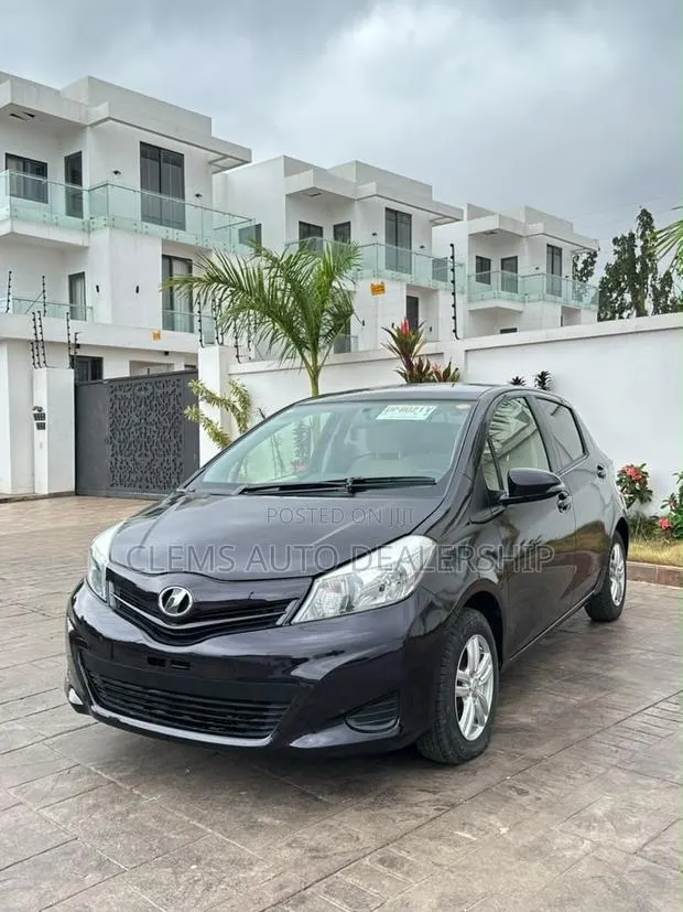 Toyota Vitz 2012 Black · Photo 1