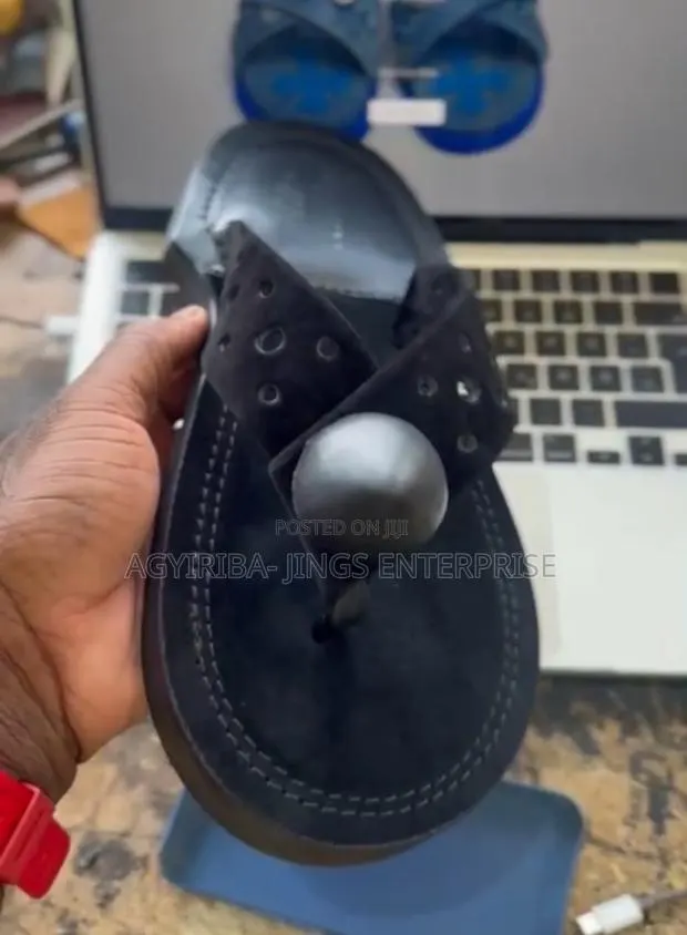 Black Ahenema Slippers · Photo 1