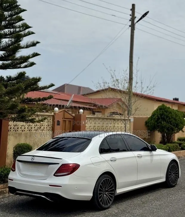 Mercedes-Benz E300 2018 White · Photo 1