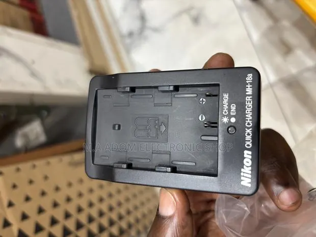D90 Charger · Photo 1