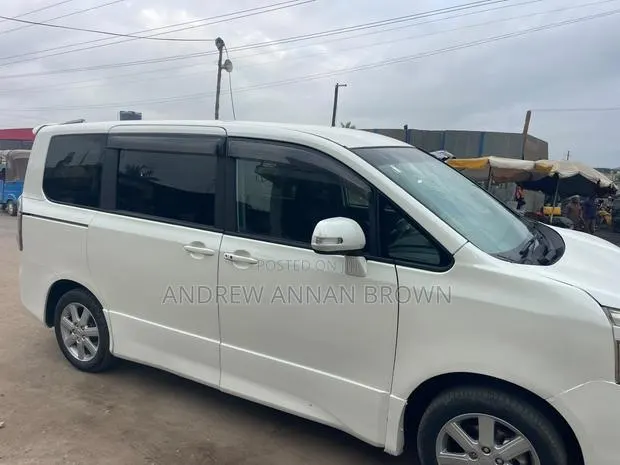 Toyota Voxy 2010 White · Photo 1