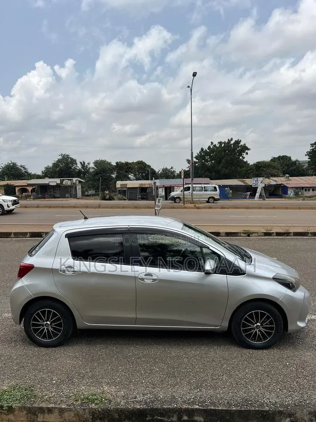 Toyota Vitz 1.3 AWD 5dr 2015 Silver · Photo 1