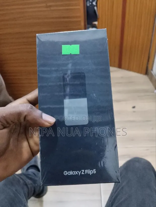 New Samsung Galaxy Z Flip5 512 GB Silver · Photo 1