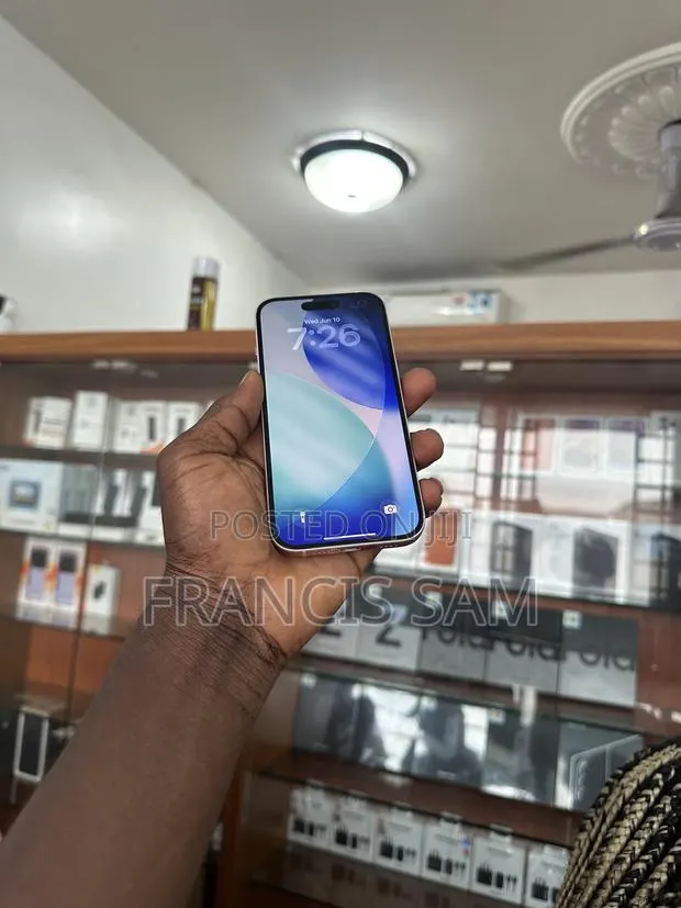 Apple iPhone 15 128 GB White · Photo 1
