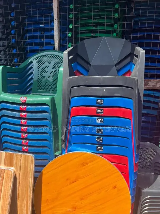 Original Plastic Chairs for All Occasions · Photo 1