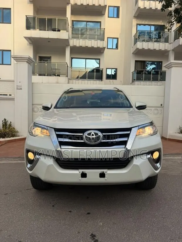 Toyota Fortuner 2.7 AWD 2019 White · Photo 1