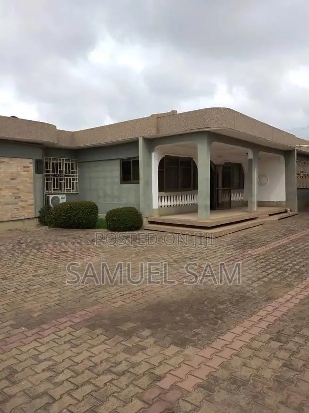 9bdrm House in Nmai Azor, Tema Metropolitan for sale