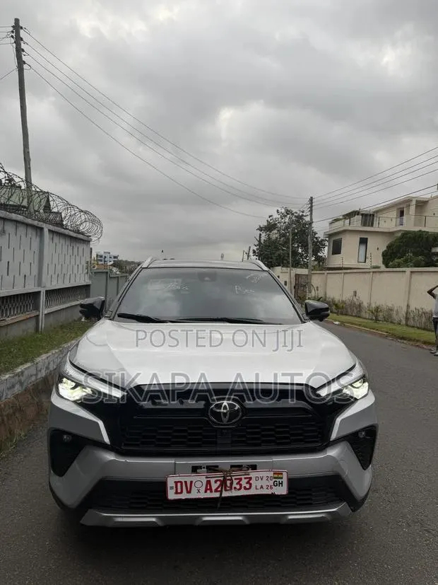 Toyota Corolla Cross Hybrid XSE AWD 2025 Silver