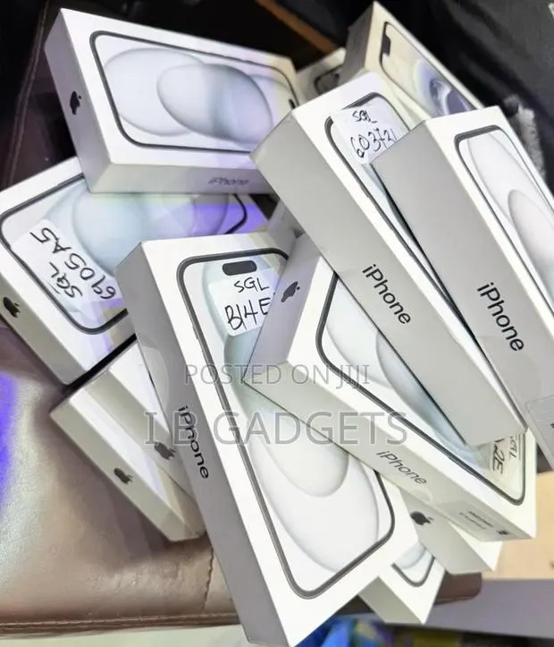 New Apple iPhone 15 128 GB Silver · Photo 1