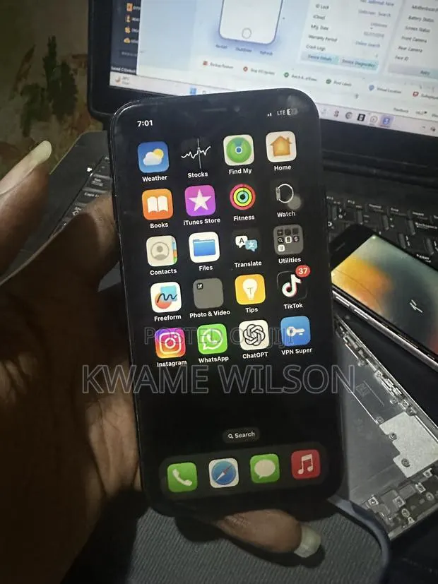 Apple iPhone XR 64 GB Black · Photo 1