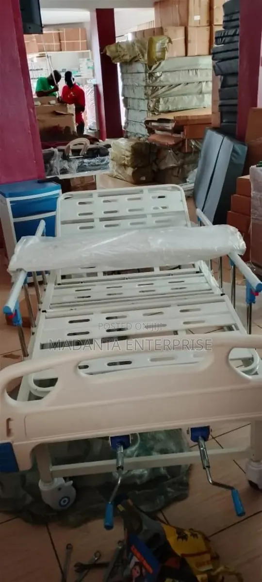 2 Crank Hospital Bed+Mattress · Photo 1
