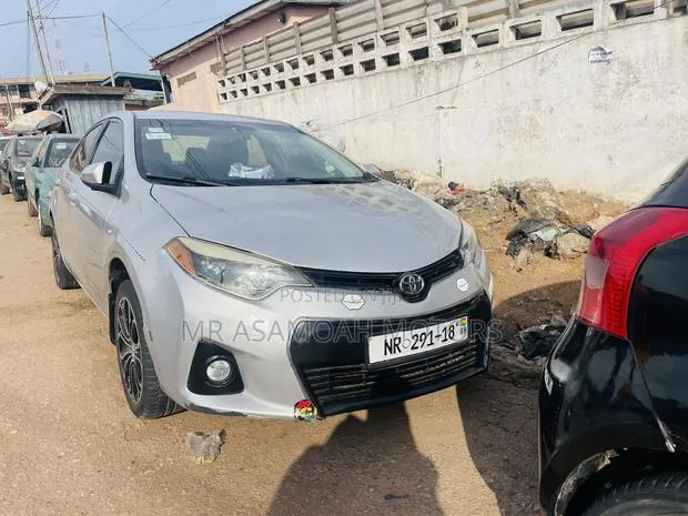 Toyota Corolla S 4dr Sedan (1.8L 4cyl CVT) 2014 Silver · Photo 1