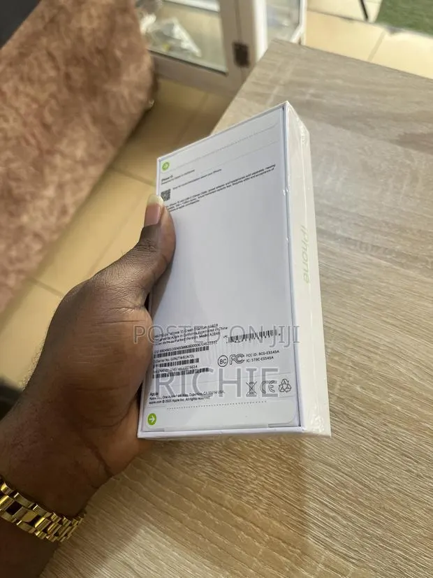 New Apple iPhone 15 128 GB Green · Photo 1