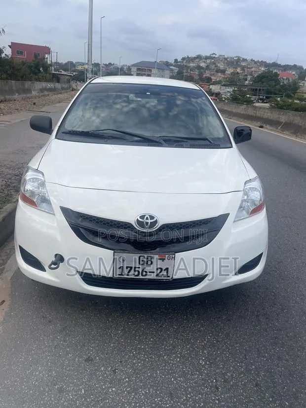 Toyota Yaris 2010 White · Photo 1