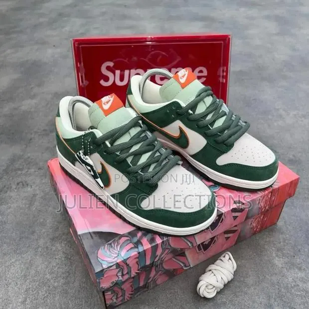 Nike Sb Dunk Low Green and Cream · Photo 1