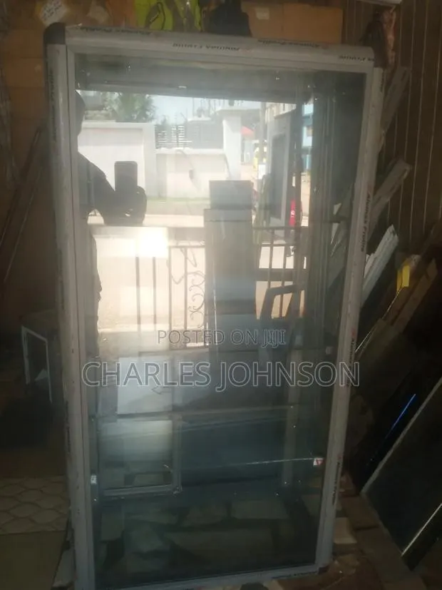 Glass Showcase/Hair Saloon Wadrop · Photo 1