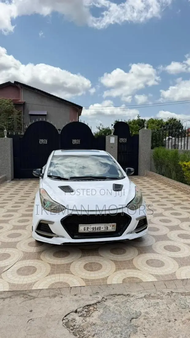 Hyundai Elantra 2012 White · Photo 1