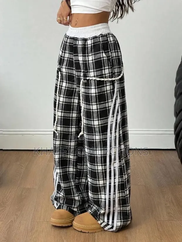 Unisex Black & White Plaid Wide Leg Cargo Pants - Baggy Streetwear · Photo 1