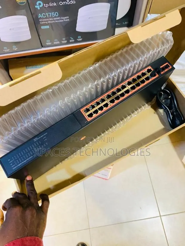 Network 18Port Poe Full Gigabit + 2 SFP Fiber Port L2 Managed Switch · Photo 1