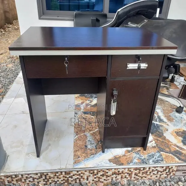 Durable Office Desk · Photo 1