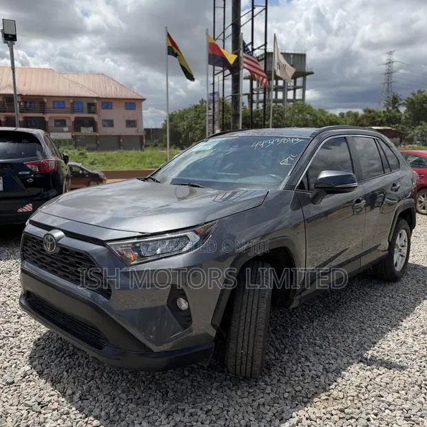 Toyota RAV4 XLE 2021 Gray · Photo 1