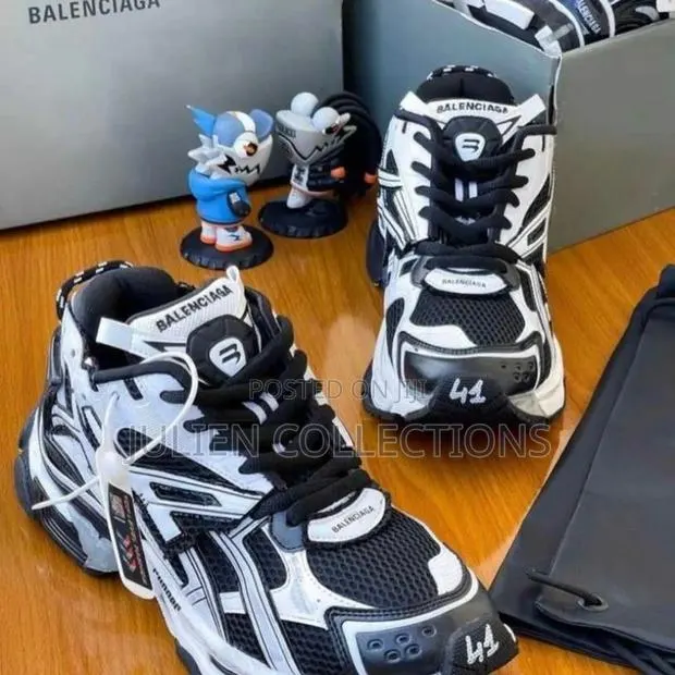 Balenciaga T Runner Black White · Photo 1