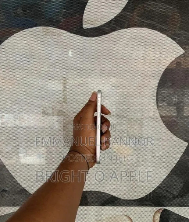 Apple iPhone XR 64 GB White · Photo 1