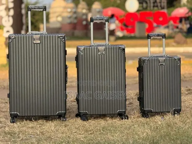 3 in 1 Zipless Luxurious Anticrake Luggages · Photo 1