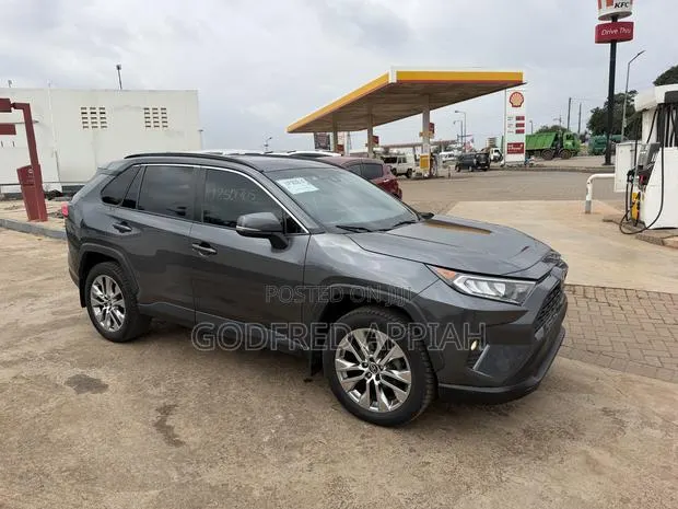 Toyota RAV4 XLE 2021 Black · Photo 1