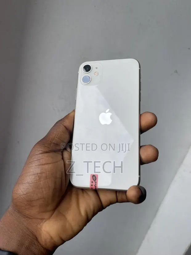 New Apple iPhone 11 128 GB White · Photo 1