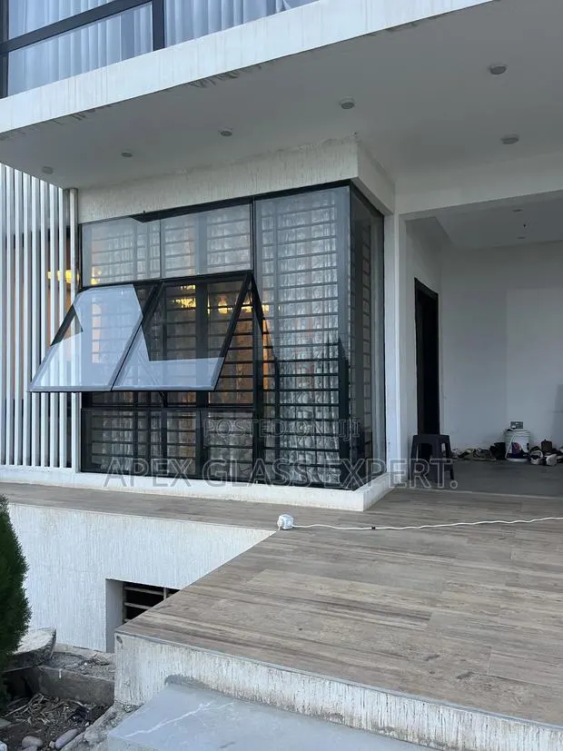 Mini Curtain Wall With Clear 8mm Tempered Glass · Photo 1
