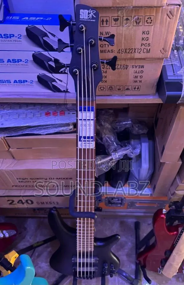 Black Ibanez Soundgear (Sdgr) 5-string Bass Guitar · Photo 1