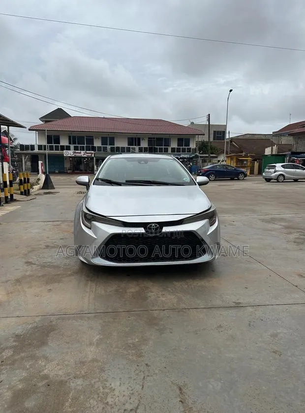 Toyota Corolla LE 2020 Silver · Photo 1