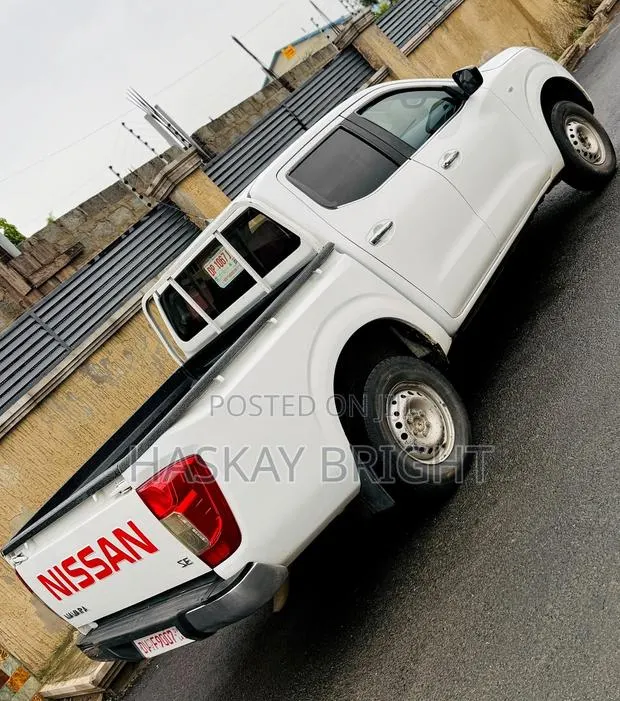 Nissan Navara 2017 White · Photo 1