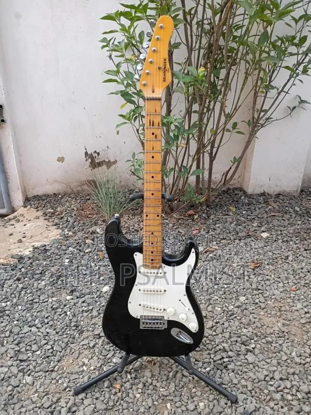 Behringer Stratocaster Guitar · Photo 1
