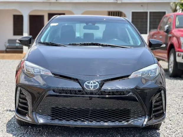 Toyota Corolla SE (1.8L 4cyl 6M) 2018 Black · Photo 1