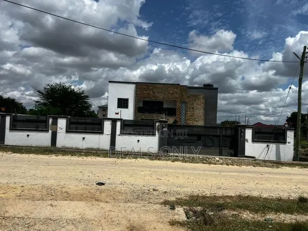 8bdrm Mansion in Accra Metropolitan for sale · Photo 1