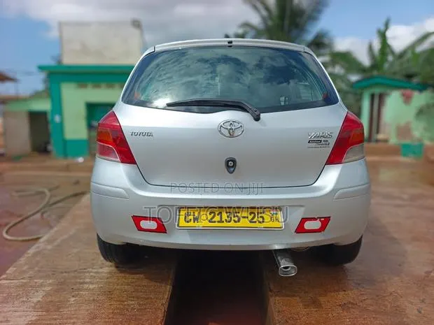 Toyota Yaris 2010 Silver · Photo 1