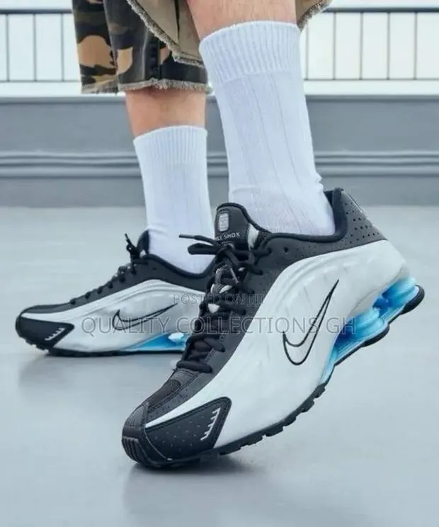 Nike Shox R4 White and Black · Photo 1