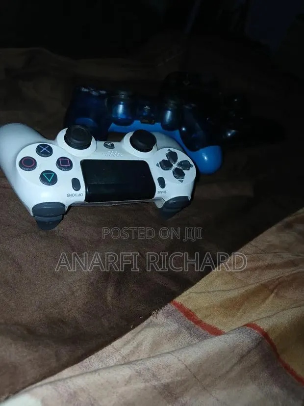 PS4 Controllers · Photo 1
