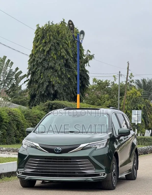 Toyota Sienna XLE 7-Passenger AWD 2021 Green · Photo 1