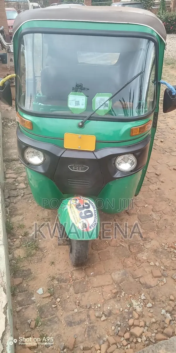 Bajaj RE 2025 Green · Photo 1
