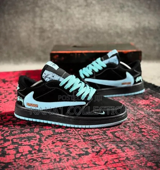 Travis Scott X Air Jordan 1 Low · Photo 1