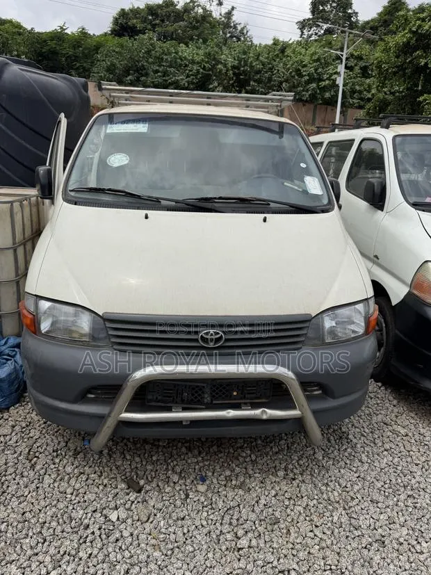 Toyota HiAce 2002 White · Photo 1