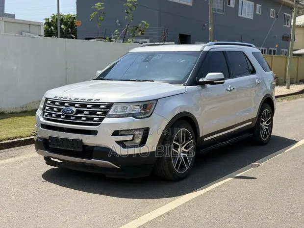 Ford Explorer 2016 Silver · Photo 1