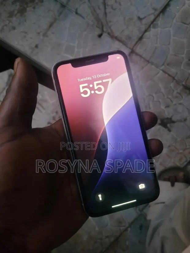 Apple iPhone XR 64 GB White · Photo 1